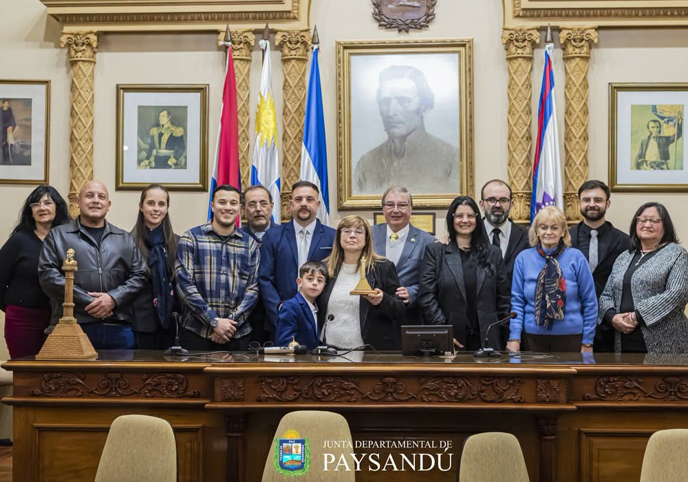 Sesión especial con un reconocimiento a la empresa sanducera Icel S.A. en su 50.º aniversario.