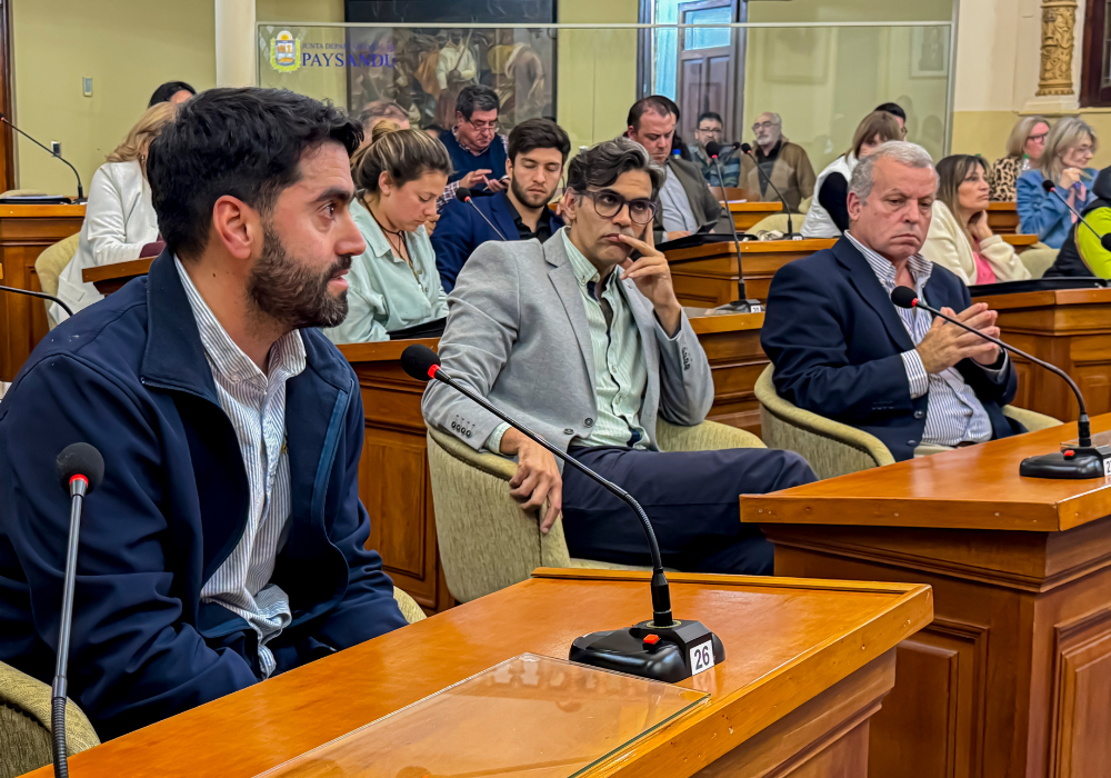 Directivos del Centro de Estudios Paysandú realizaron anuncios en visita a la Junta Departamental.